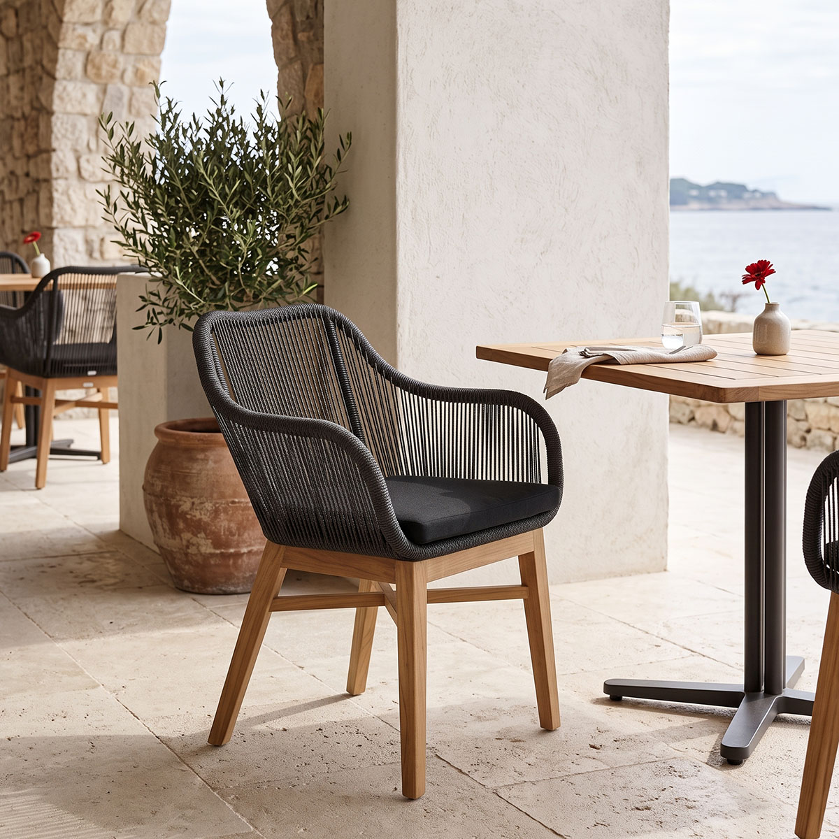 Πολυθρόνα Kalie pakoworld teak ξύλο και συνθετικό σχοινί σε φυσική-μαύρη απόχρωση με μαξιλάρι 60x61x80εκ Πολυθρόνα Kalie teak ξύλο και συνθετικό σχοινί σε φυσική-μαύρη απόχρωση με μαξιλάρι 60x61x80εκ - Image 1